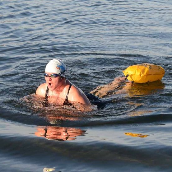Bild enthält, Person, Swimming, Water, Cap, Hat, Swimwear, Bathing Cap, Adult, Male, Man