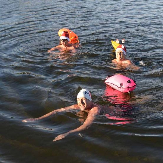 Bild enthält, Person, Swimming, Water, Vest, Lifejacket, Cap, Hat, Nature, Outdoors, Bathing Cap