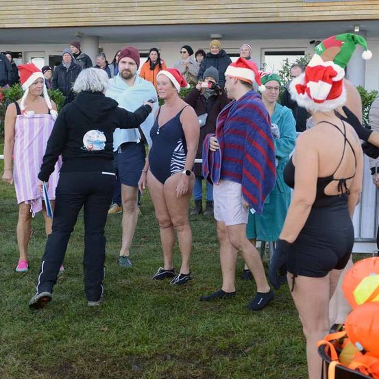 Bild enthält, Adult, Female, Person, Woman, Male, Man, Shorts, Skirt, Costume, Shoe