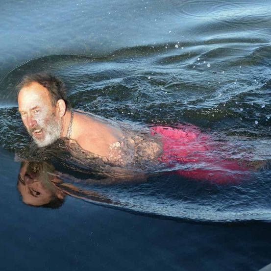 Bild enthält, Person, Swimming, Water, Bathing, Adult, Male, Man, Face, Outdoors, Nature