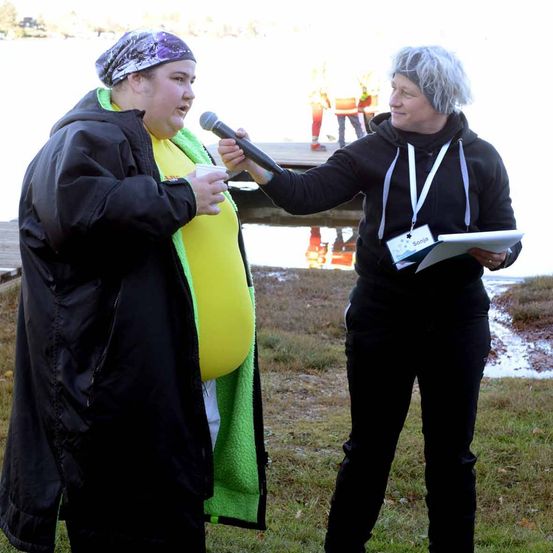 Bild enthält, People, Person, Coat, Jacket, Photography, Portrait, Blazer, Graduation, Grass, Hat