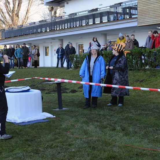 Bild enthält, Adult, Male, Man, Person, Crime Scene, Clothing, Coat, Footwear, Shoe, Jeans