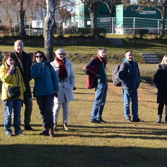Bild enthält, Person, Walking, Coat, Grass, Park, Jacket, Pants, People, Adult, Woman