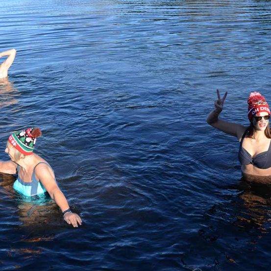 Bild enthält, Person, Swimming, Water, Swimwear, Cap, Hat, Summer, Vest, Adult, Woman