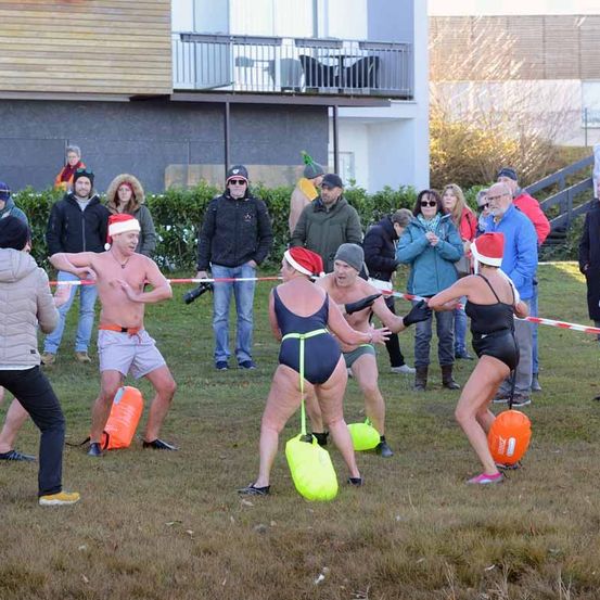 Bild enthält, People, Person, Adult, Female, Woman, Coat, Jacket, Jeans, Pants, Shoe