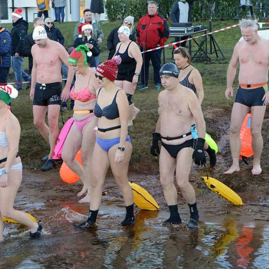 Bild enthält, Swimwear, Person, People, Adult, Male, Man, Shorts, Female, Woman, Cap