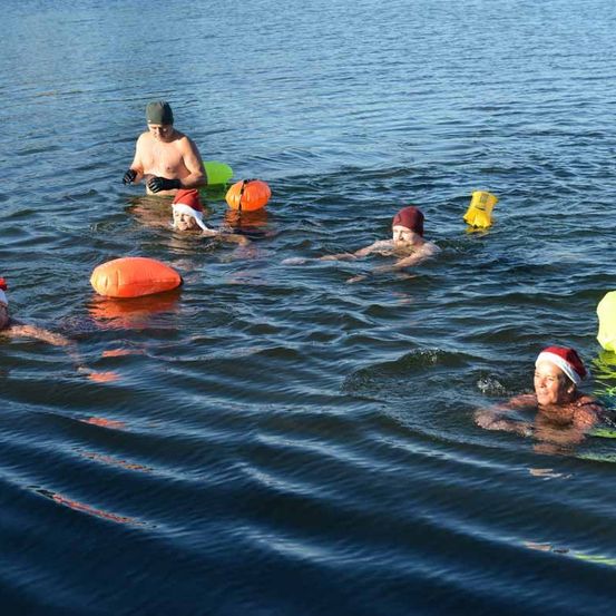 Bild enthält, Person, Swimming, Water, Hat, Cap, Lifejacket, Vest, Adult, Male, Man