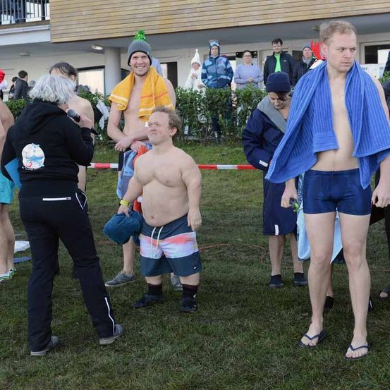 Bild enthält, Shorts, Costume, Person, Grass, Hat, Adult, Male, Man, People, Pants