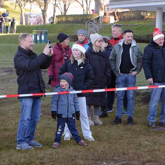 Bild enthält, Jacket, Jeans, Boy, Child, Male, Person, Adult, Man, Crime Scene, Shoe