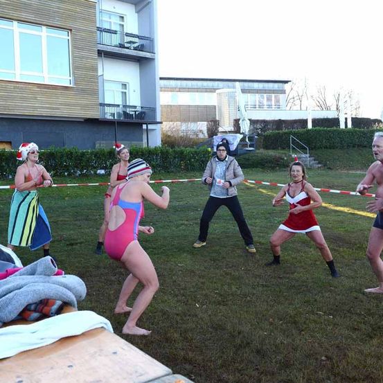 Bild enthält, People, Person, Sword, Weapon, Clothing, Coat, Jacket, Grass, Plant, Shorts