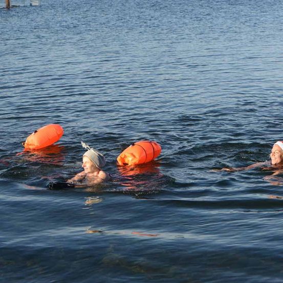 Bild enthält, Person, Swimming, Water, Water Sports, Cap, Hat, Bathing Cap, Baby, Face, Lifejacket