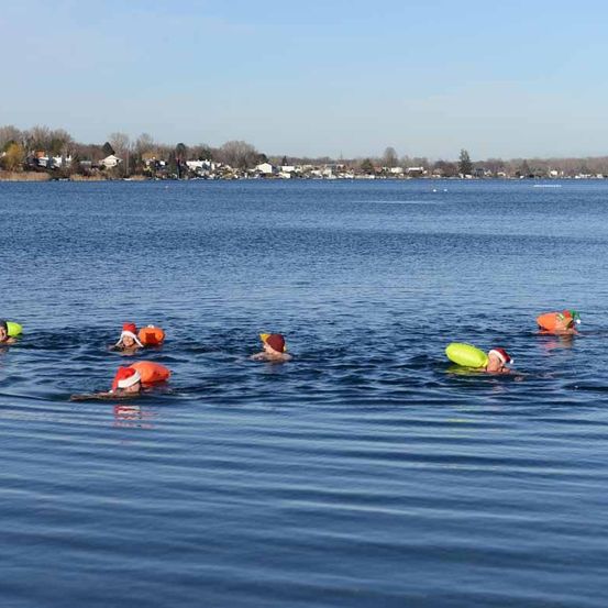 Bild enthält, Person, Swimming, Water, Water Sports, Clothing, Lifejacket, Vest, Nature, Outdoors, Bathing Cap