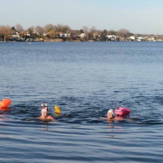 Bild enthält, Person, Swimming, Water, Water Sports, Cap, Hat, Bathing Cap, Outdoors, Nature, Head