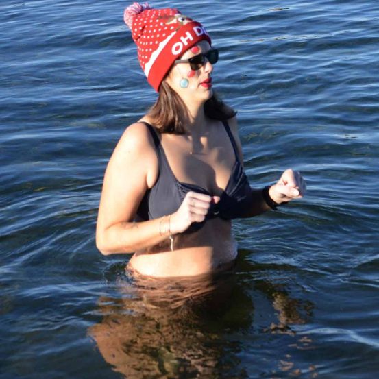 Bild enthält, Swimwear, Photography, Portrait, Cap, Hat, Swimming, Sunglasses, Summer, Outdoors, Nature