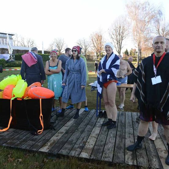 Bild enthält, Shelter, People, Person, Photography, Park, Adult, Male, Man, Coat, Waterfront