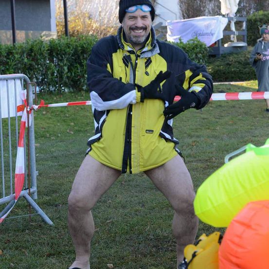 Bild enthält, Coat, Grass, Person, Photography, Portrait, Glove, Adult, Male, Man, Sandal