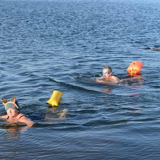 Bild enthält, Person, Swimming, Water, Lifejacket, Vest, Adult, Female, Woman, Male, Man