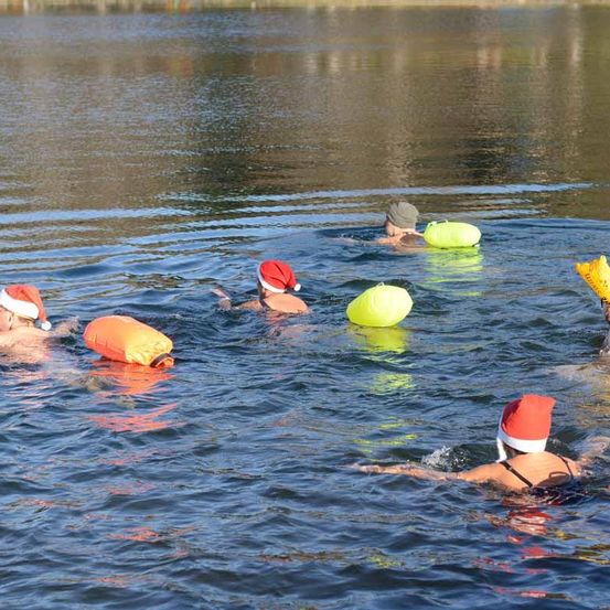 Bild enthält, Person, Swimming, Water, Water Sports, Cap, Hat, Bathing Cap, Baby, Outdoors, Head