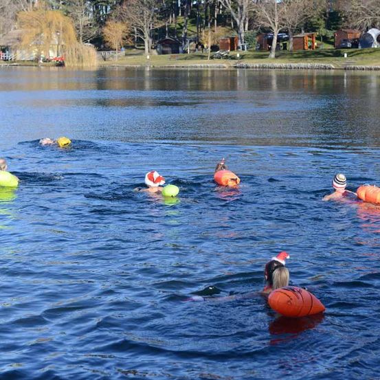 Bild enthält, Person, Swimming, Water, Water Sports, Lifejacket, Vest, Outdoors, Nature, Cap, Tubing