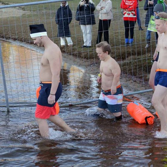 Bild enthält, Shorts, Person, Boy, Child, Male, Lifejacket, Rescue, Water, Bathing, Face