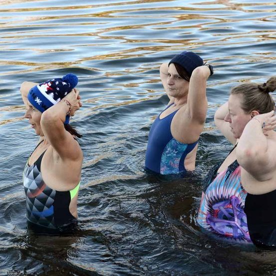 Bild enthält, Cap, Hat, Person, Swimming, Swimwear, Photography, Adult, Female, Woman, Bathing