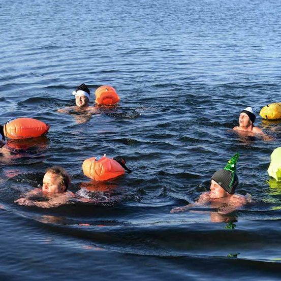 Bild enthält, Person, Swimming, Water, Cap, Hat, Bathing, Lifejacket, Baby, Bathing Cap, Face