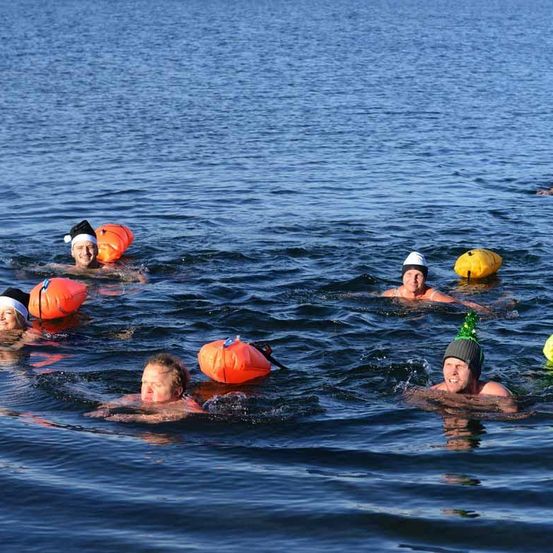 Bild enthält, Person, Swimming, Water, Water Sports, Lifejacket, Vest, Hat, Face, Cap, Outdoors