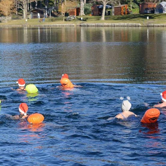Bild enthält, Person, Swimming, Water, Water Sports, Cap, Hat, Bathing Cap, Adult, Male, Man