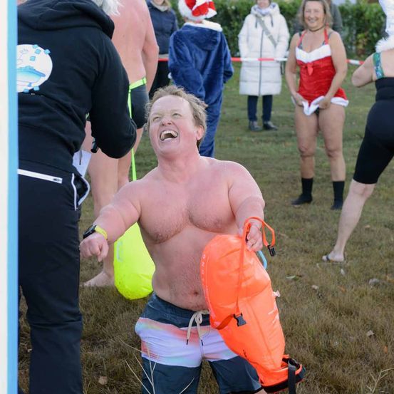 Bild enthält, Shorts, Person, Photography, Portrait, Costume, Grass, Adult, Female, Woman, Balloon