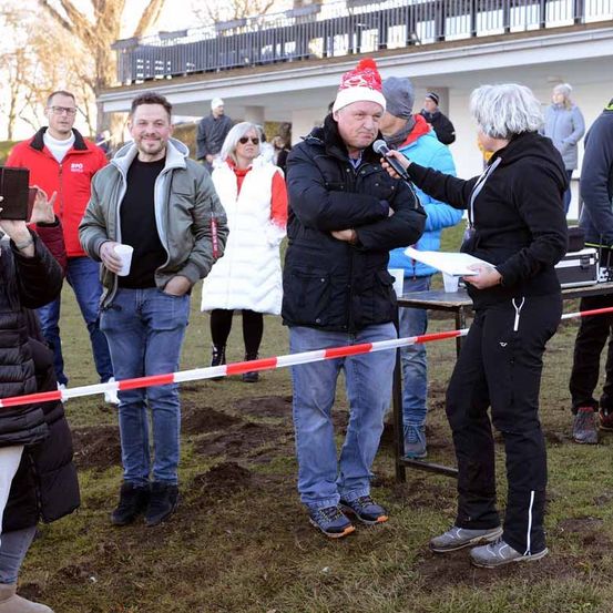Bild enthält, Jacket, People, Person, Adult, Male, Man, Jeans, Female, Woman, Shoe