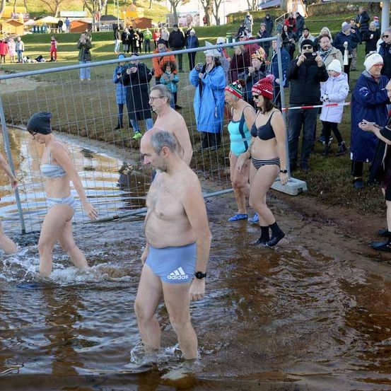 Bild enthält, People, Person, Bathing, Adult, Male, Man, Clothing, Shorts, Face, Head