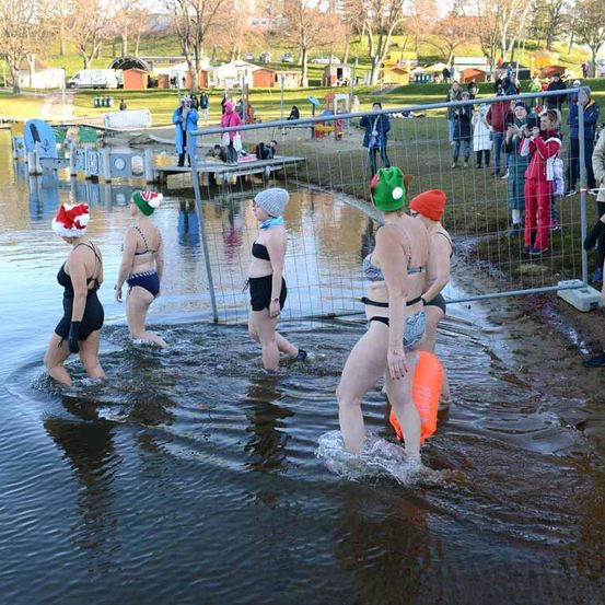 Bild enthält, Cap, Clothing, Hat, Person, Bathing, Water, Shoe, Bathing Cap, Swimwear, Outdoors
