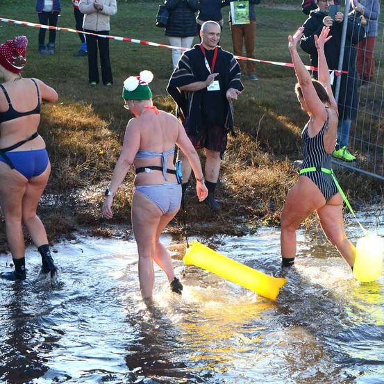 Bild enthält, Adult, Female, Person, Woman, Male, Man, Shorts, Swimwear, People, Rescue