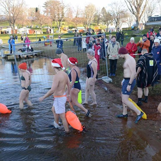 Bild enthält, Adult, Female, Person, Woman, Clothing, Shorts, Bathing, People, Shoe, Rescue