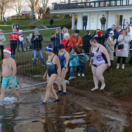 Bild enthält, Person, Clothing, Shorts, People, Footwear, Shoe