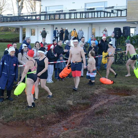 Bild enthält, Person, Adult, Male, Man, Clothing, Shorts, Footwear, Shoe, Rescue