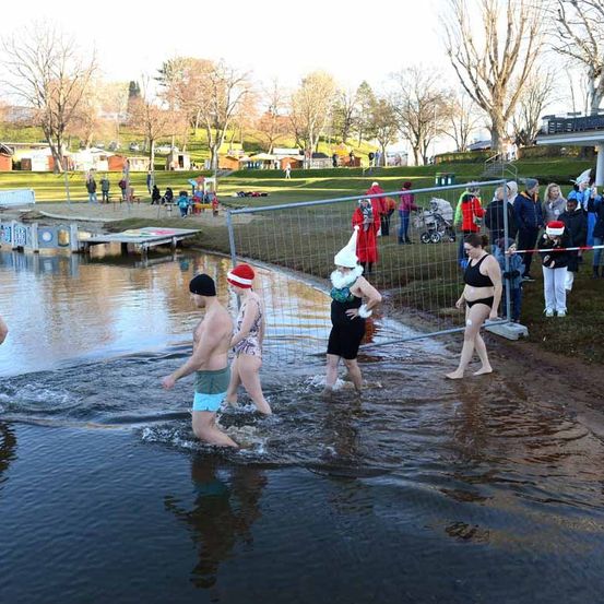 Bild enthält, Person, People, Water, Clothing, Shorts, Outdoors