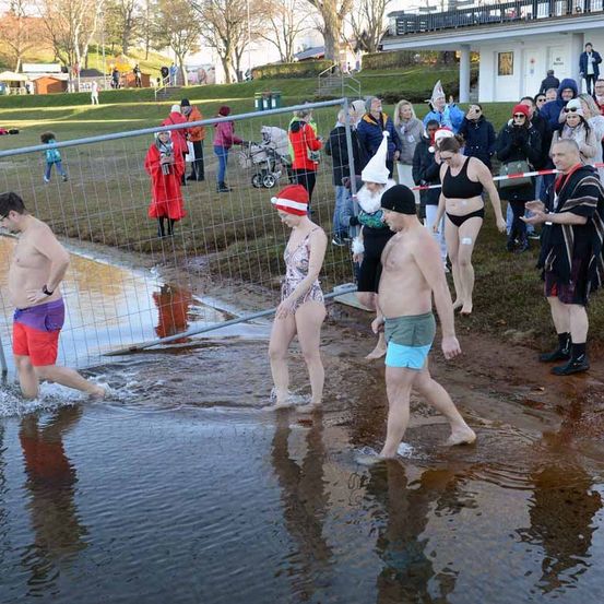 Bild enthält, Person, Adult, Male, Man, People, Clothing, Shorts, Water, Bathing