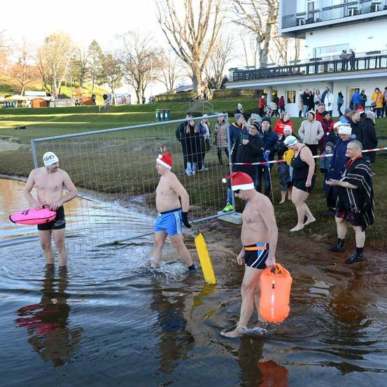 Bild enthält, Person, Adult, Male, Man, Clothing, Shorts, Water, Outdoors, Rescue