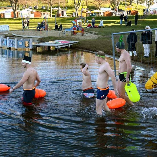 Bild enthält, Adult, Male, Man, Person, Water, Shorts, Swimming, Outdoors, Bathing, Bathing Cap