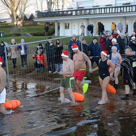 Bild enthält, Person, Clothing, Shorts, Adult, Male, Man, Rescue, Female, Woman