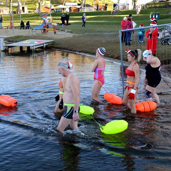 Bild enthält, Person, Water, Bathing, Clothing, Swimwear, Outdoors, Swimming, Shorts, Face, Lifejacket