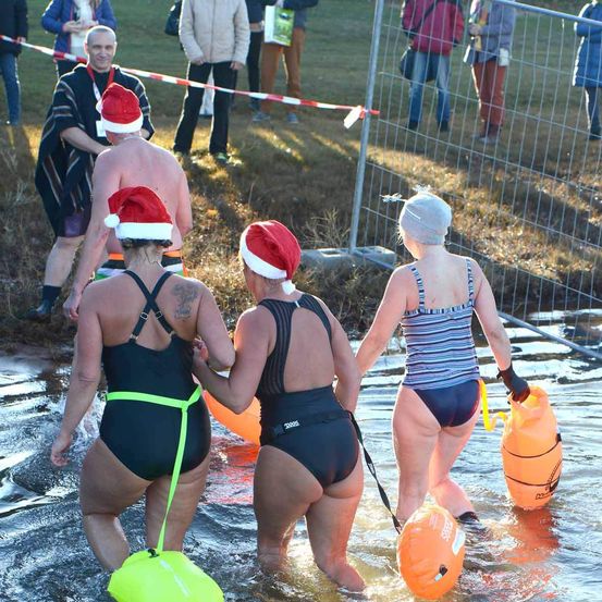 Bild enthält, Cap, Hat, Lifejacket, Adult, Female, Person, Woman, Male, Man, Swimwear