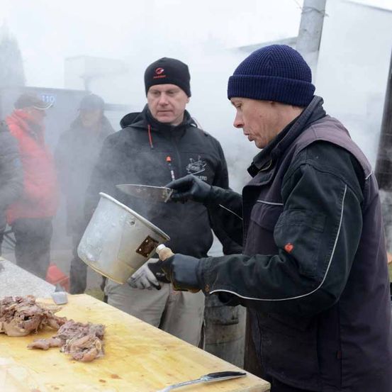 Bild enthält, Adult, Male, Man, Person, Cooking, Face, Stirring Food, Knife, Bbq, Grilling