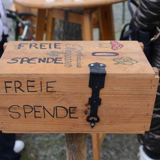 Bild enthält, Wood, Box, Hardwood, Plywood, Person, Crate, Clothing, Footwear, Shoe