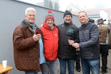 Bild enthält, Coat, Jacket, Pants, Cap, People, Person, Adult, Male, Man, Jeans