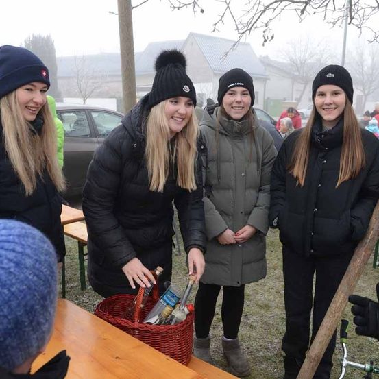 Bild enthält, Coat, Jacket, Cap, Hat, Adult, Female, Person, Woman, People, Man