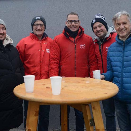 Bild enthält, People, Person, Table, Coat, Jacket, Plywood, Wood, Groupshot, Dining Table, Man