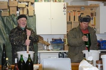 Bild enthält, Adult, Male, Man, Person, Alcohol, Beer, Hammer, Face, Bottle, VR Headset