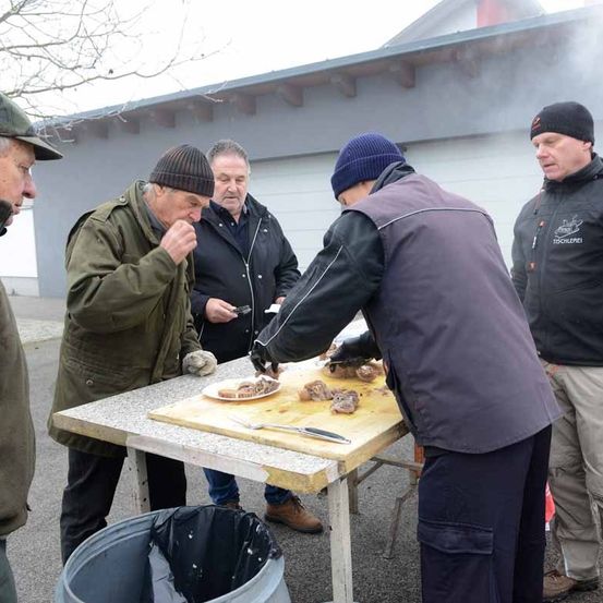 Bild enthält, Adult, Male, Man, Person, Jacket, People, Face, Bbq, Cooking, Pants